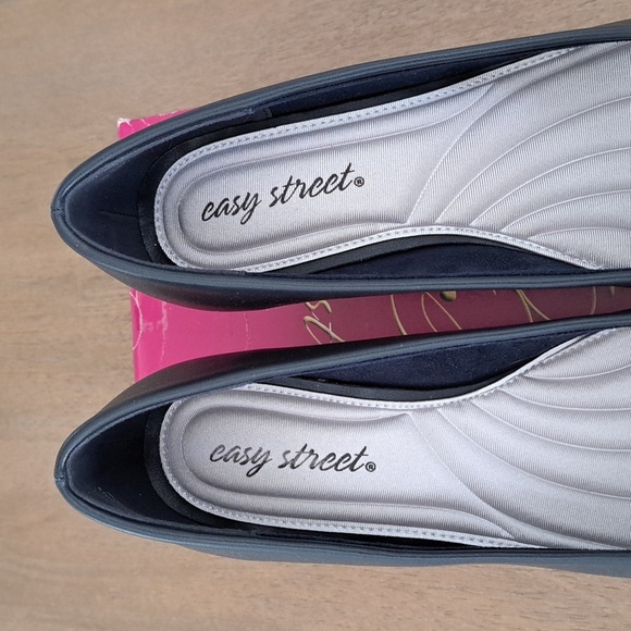 Easy Street Proper Women's High Heels - Color: Navy - Size: 8.5 W - Picture 4 of 9